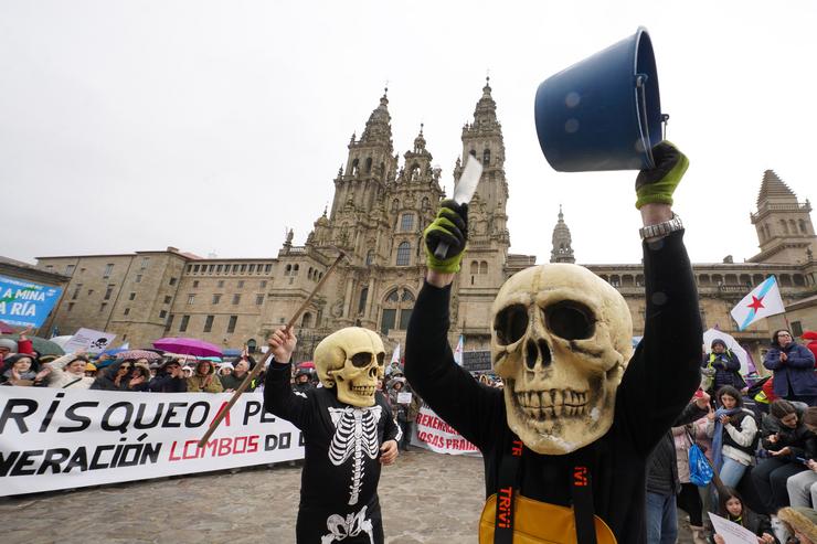 Manifestantes durante unha protesta contra a xestión pola vertedura dos pellets. Álvaro Ballesteros - Europa Press / Europa Press