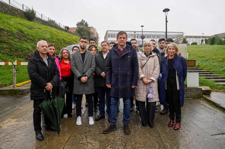 O candidato do PSdeG á Presidencia da Xunta, José Ramón Gómez Besteiro, xunto a candidatos socialistas e integrantes de Xuventudes ante o Politécnico de Santiago. PSDEG 