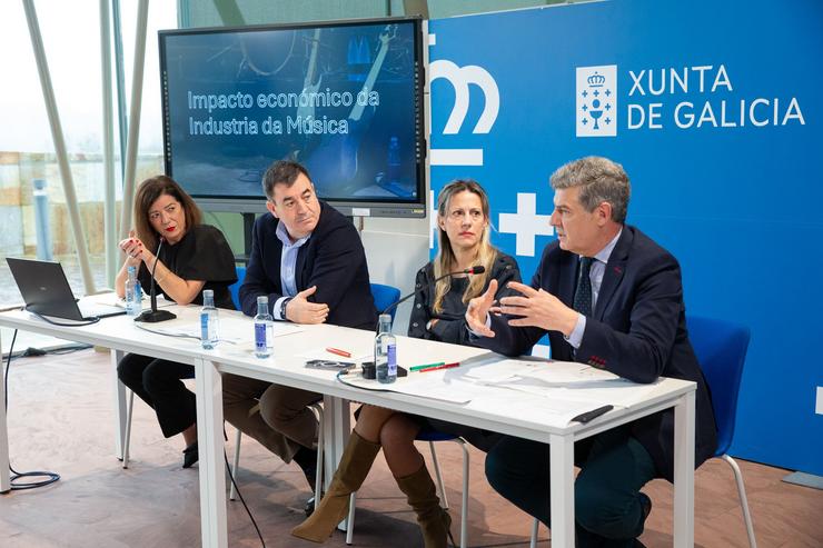 O conselleiro de Cultura, Román Rodríguez, e o director da Axencia Galega dás Industrias Culturais, Jacobo Sutil, na presentación do informe Impacto da Industria Musical de Galicia, xunto á presidenta de AGEM, Patricia Hermida. XOÁN CRESPO / Europa Press