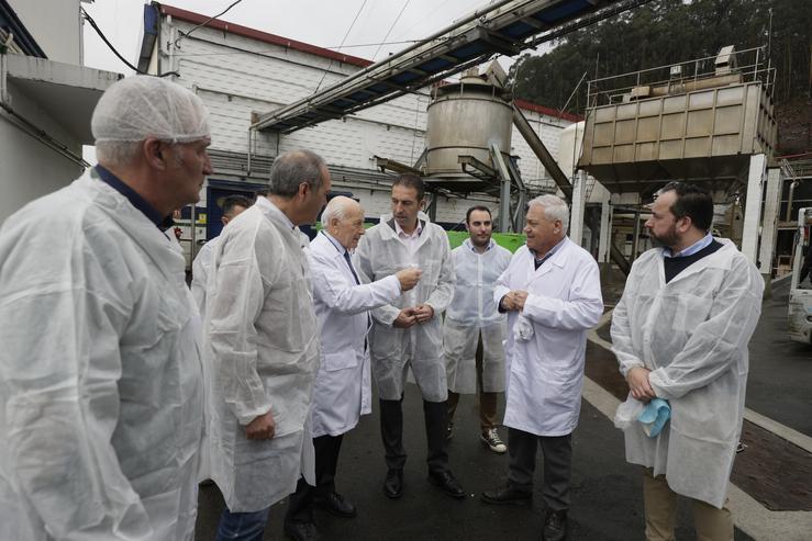 O conselleiro do Mar, Alfonso Villares visita as instalacións das conserveira Conservas do Noroeste.. XUNTA / Europa Press