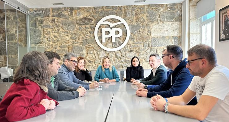 Marta Fernández Tapias, e os candidatos e concelleiros con membros do comité de empresa de Vitrasa. PP DE VIGO / Europa Press