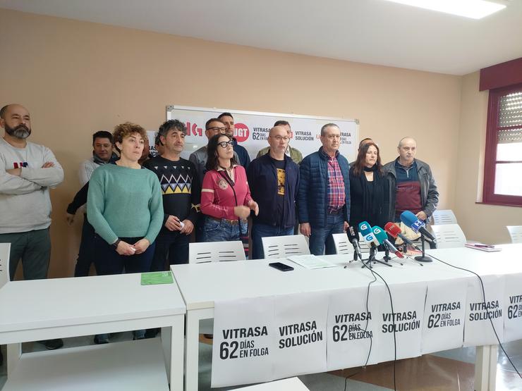 Responsables comarcais dos sindicatos CC.OO, UGT e CIG en Vigo, xunto a membros do comité de empresa de Vitrasa, a 25 de xaneiro de 2024 / Europa Press