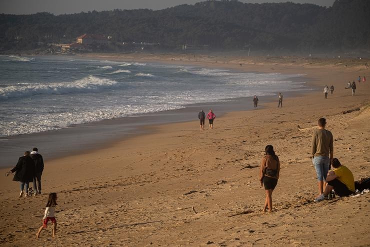 Varias persoas gozan das altas temperaturas na praia da Lanzada, a 25 de xaneiro de 2024, en Sanxenxo / Elena Fernández - Arquivo / Europa Press