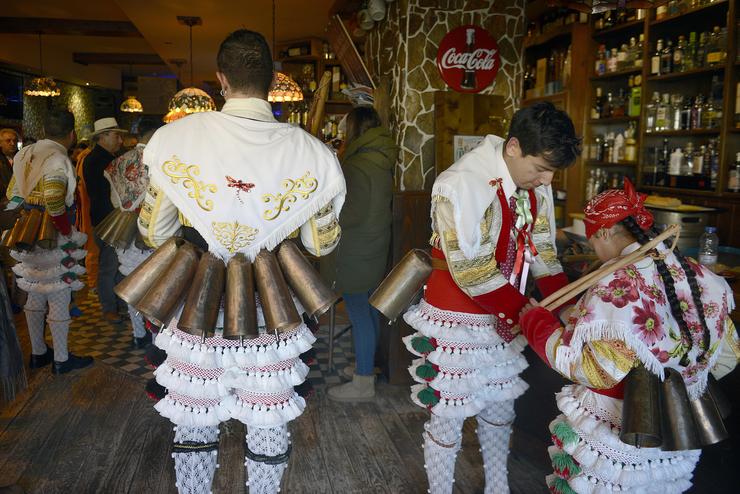 Varias persoas vístense de Cigarrones? para a celebración do domingo Corredoiro como parte do Entroido. Foto de arquivo.. Rosa Veiga - Europa Press - Arquivo / Europa Press