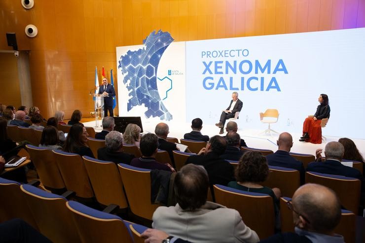 O conselleiro de Sanidade, Xullo García Comesaña, acompañado polo director da Fundación Pública Galega de Medicamento Xenómica, Anxo Carracedo, no acto de presentación do proxecto Xenoma Galicia.. XOÁN CRESPO / Europa Press