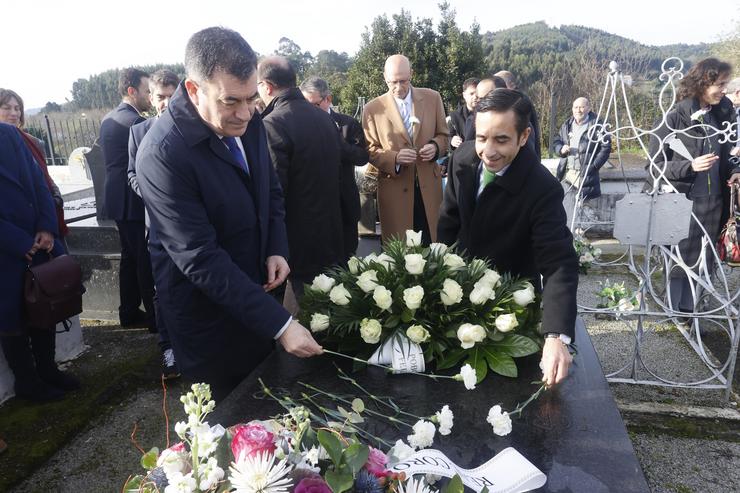 Ferrol lembra ao escritor Gonzalo Torrente Ballester no día que se cumpren 25 anos do seu falecemento, cunha ofrenda floral no cemiterio de Serantes.. XUNTA / Europa Press