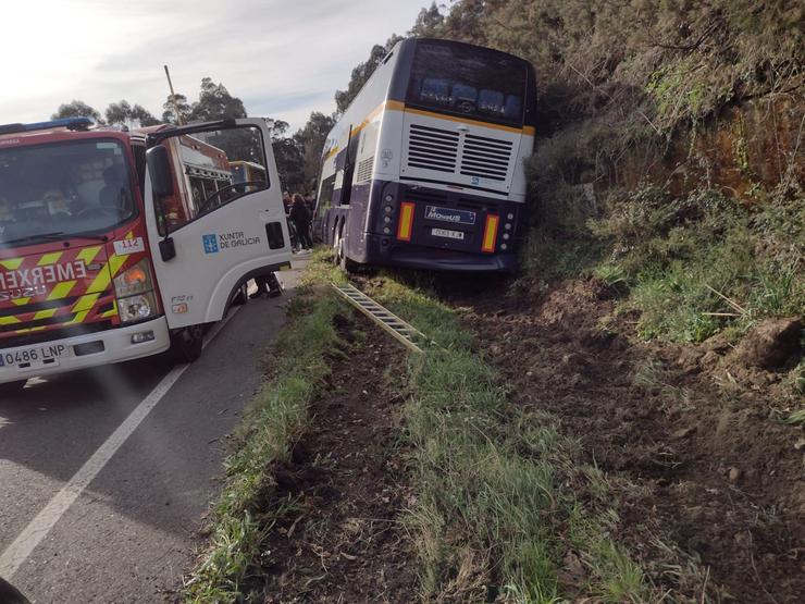 Accidente do autobús en San Xusto, no concello de Lousame.. BOMBEIROS DE BOIRO / Europa Press