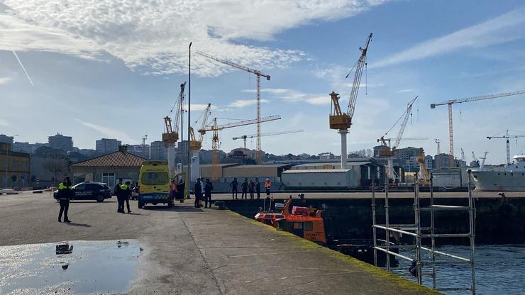 Os servizos de emerxencias traballan no rescate dun cadáver no porto de Vigo. / Europa Press