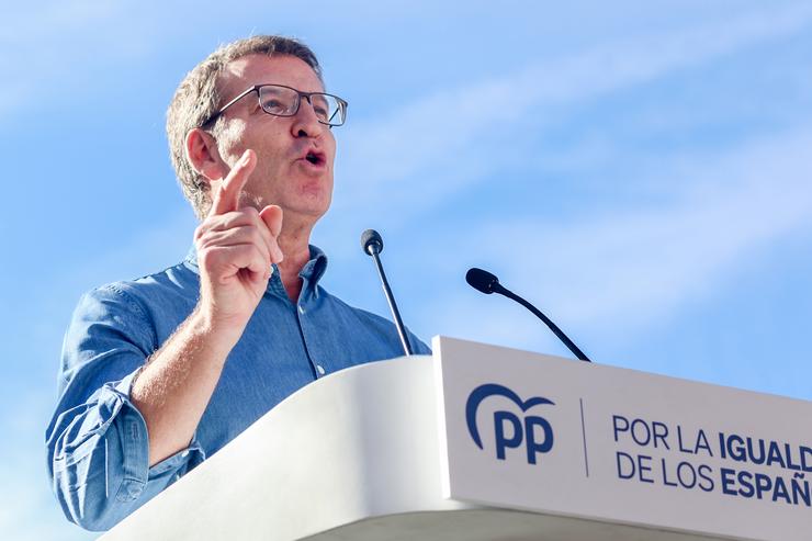 O presidente do Partido Popular, Alberto Núñez Feijóo, intervén durante unha manifestación convocada polo PP 