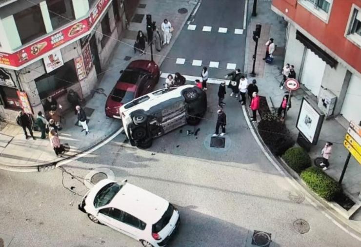 Colisión con envorco no cruzamento de Sanjurjo Badía e Buenos Aires, en Vigo, a 27 de xaneiro de 2024 / POLICÍA LOCAL DE VIGO