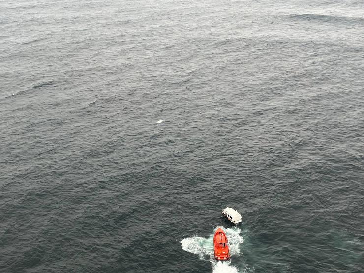 Embarcación envorcada e logo afundida en Porto do Son. Salvamento Marítimo e outros barcos acudiron ao rescate neste novo naufraxio / Salvamento Marítimo