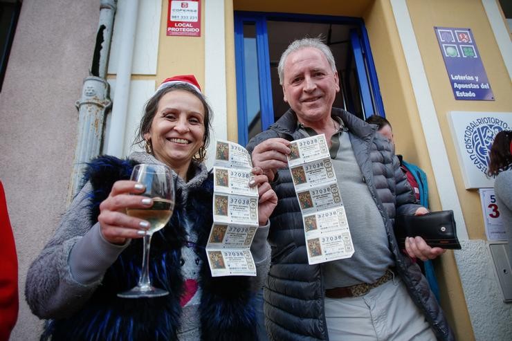 Agraciados cun Quinto Premio do Sorteo Extraordinario de Lotaría de Nadal 2023 correspondente ao número 37038 celebran a súa sorte na administración onde compraron os seus décimos, a 22 de decembro de 2023, en Riotorto / Carlos Castro - Arquivo