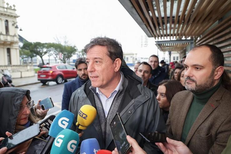 O candidato socialista á Presidencia da Xunta, José Ramón Gómez Besteiro, en declaracións aos medios de comunicación 