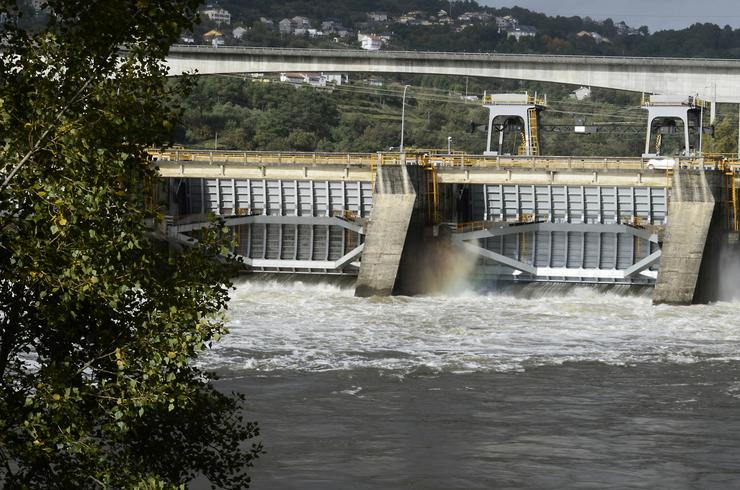 O encoro de Velle liberando auga do río Miño. Rosa Veiga - Europa Press - Arquivo / Europa Press