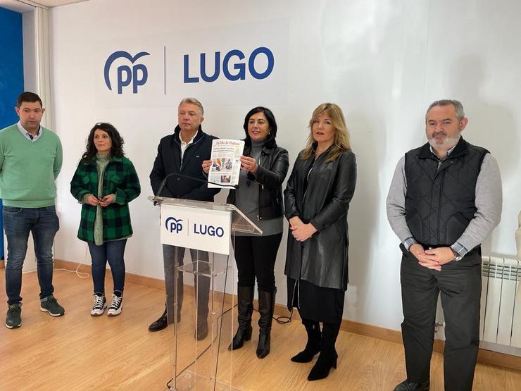 A presidenta provincial do PP de Lugo, Elena Candia, mostra ao termo da súa intervención na sede do partido/ Europa Press