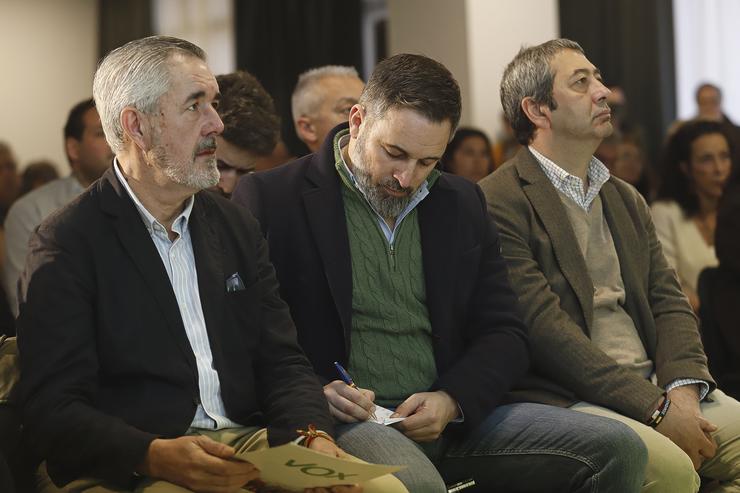 O líder de Vox, Santiago Abascal (1i), e o presidente de Vox en Pontevedra e cabeza de lista nas municipais de Vigo, Álvaro Díaz-Mella López (c), durante a presentación de candidatos para as eleccións galegas, no Hotel Galicia Palace, a 21 de. Adrián Irago - Europa Press 