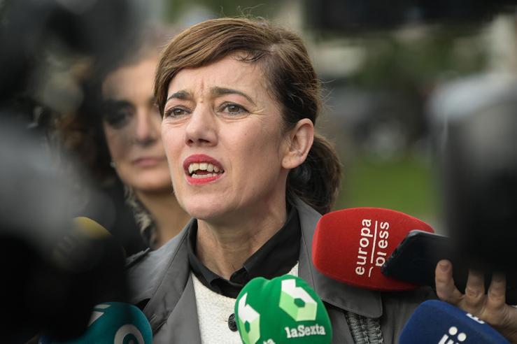 A candidata de Sumar á Presidencia da Xunta, Marta Lois, ofrece declaracións aos medios previo a unha reunión con representantes do sindicato Venia 