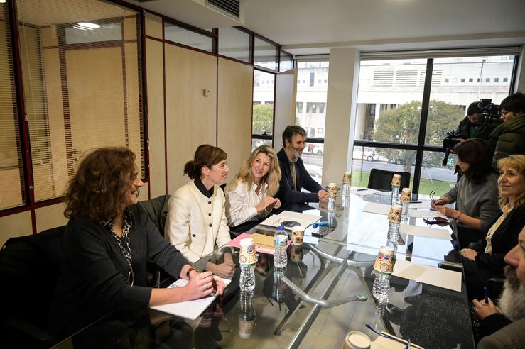 A vicepresidenta segunda do Goberno e líder de Sumar, Yolanda Díaz, e a candidata da formación á presidencia da Xunta, Marta Lois, participan nunha reunión con representantes do sindicato Venia 