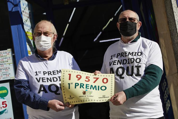 Arquivo - Traballadores da administración de lotaría situada en Paseo de Extremadurea 156 (Madrid), celebran vender parte do ?Gordo? do Sorteo Extraordinario de ?O Neno?, en Madrid (España), a 6 de xaneiro de 2021.  O número 19570 foi agrac. Jesús Hellín - Europa Press - Arquivo 