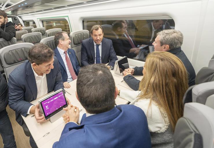 O ministro Óscar Puente, xunto ao alcalde de Vigo, Abel Caballero, e o candidato á Xunta, José Ramón Gómez Besteiro, entre outros, nun tren Avril que fixo a viaxe Madrid-Vigo en probas o 5 de xaneiro de 2024 