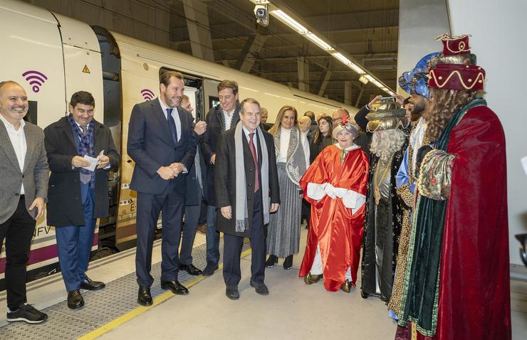 O ministro Óscar Puente chega a Vigo, acompañado dos Reis Meigos, nun tren Avril serie 106 en probas, a 5 de xaneiro de 2024 / JAVIER VÁZQUEZ
