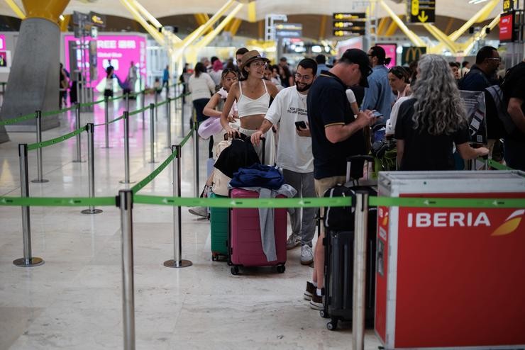Varias persoas fan cola nun estand de Iberia na Terminal T4 do Aeroporto Adolfo Suárez-Madrid Barajas / Alejandro Martínez Vélez - Europa Press