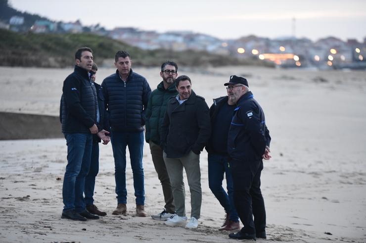 O conselleiro do Mar, Alfonso Villares, visita unha praia de Porto do Son (A Coruña), onde se rexistraron pellets de plástico procedentes desta vertedura 