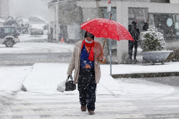 Un home refúxiase da neve cun paraugas nunha rúa de Pedrafita do Cebreiro. E. Carlos Castro - Europa Press / Europa Press