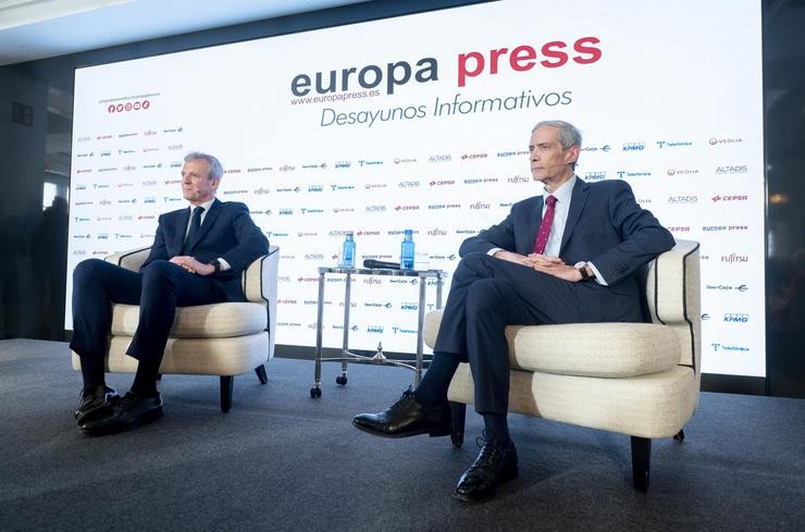 O candidato do PP ás eleccións galegas, Alfonso Rueda, e o director de Europa Press, Javier García Vila, durante un Almorzo Informativo de Europa Press 