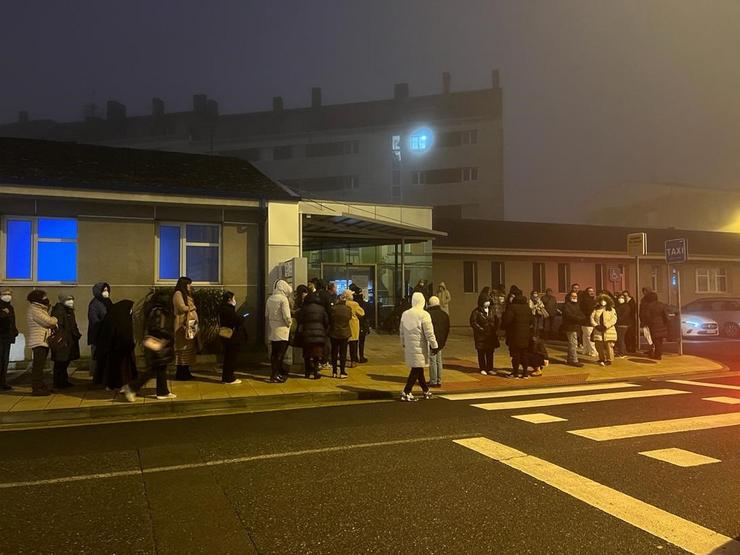Decenas de pacientes e persoal médico do centro de saúde de Fingoi agardan, á primeira hora da mañá, fronte ás instalacións para poder acceder ao edificio cuxas portas se atopaban bloqueadas.  En Lugo, a 8 de xaneiro de 2024 / Europa Press