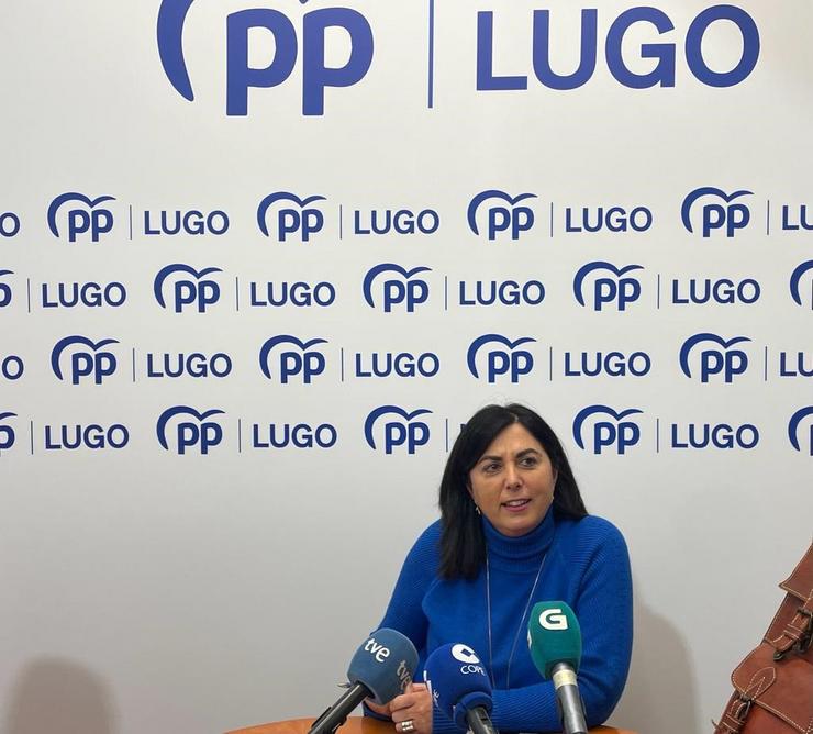 A portavoz municipal do PP de Lugo, Elena Candia, durante a rolda de prensa convocada este martes para avaliar o anuncio da dimisión da alcadesa Lara Méndez. En Lugo, a 9 de xaneiro de 2024. / Europa Press