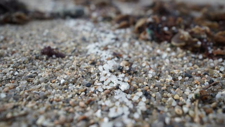 Arquivo. Pellets de plástico na praia de Sabón, a 9 de xaneiro de 2024, na Coruña. Gustavo da Paz - Europa Press - Arquivo