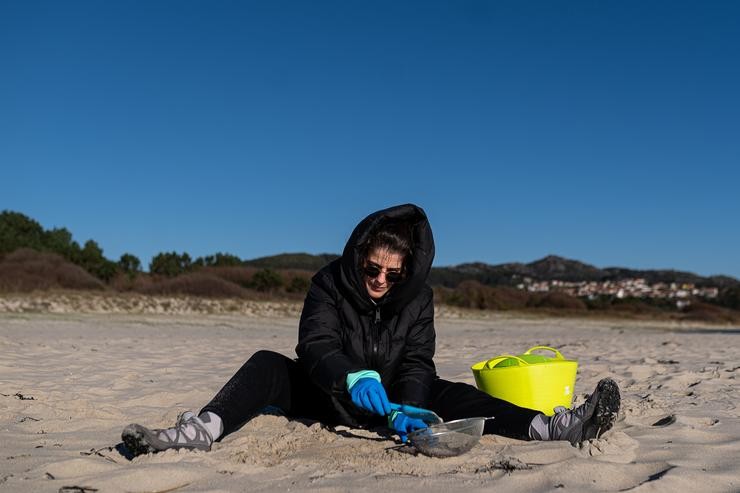 Voluntarios fan unha recollida de pellets da area, Galicia 