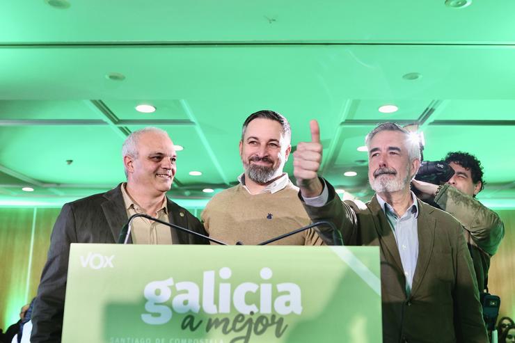 (E-D) O candidato de VOX na Coruña, Manuel Fontes, o líder de VOX, Santiago Abascal, e o candidato á Presidencia da Xunta de Galicia e cabeza de lista de VOX por Pontevedra, Álvaro Díaz-Mella, durante un acto de campaña de VOX / Agostime