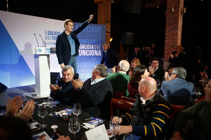 O presidente do Partido Popular, Alberto Núñez Feijóo, durante unha comida de campaña do Partido Popular, en Sarria / Carlos Castro - Europa Press