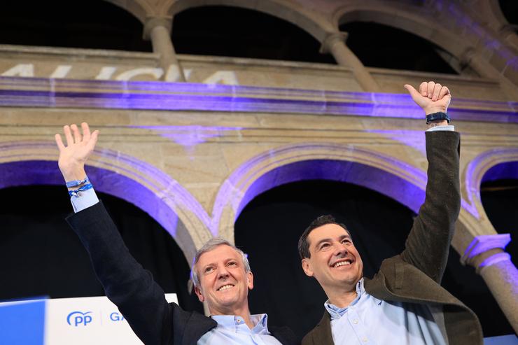 Alfonso Rueda (i) e o presidente de Andalucía, Juanma Moreno (d), durante un mitin de campaña. Agostime - Europa Press