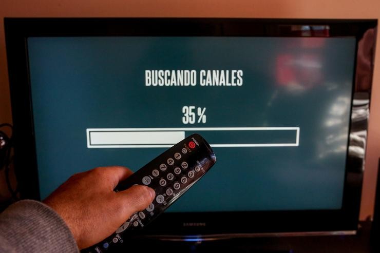 Arquivo - Unha persoa utiliza o seu mando da televisión para buscar canles. Ricardo Rubio - Europa Press - Arquivo