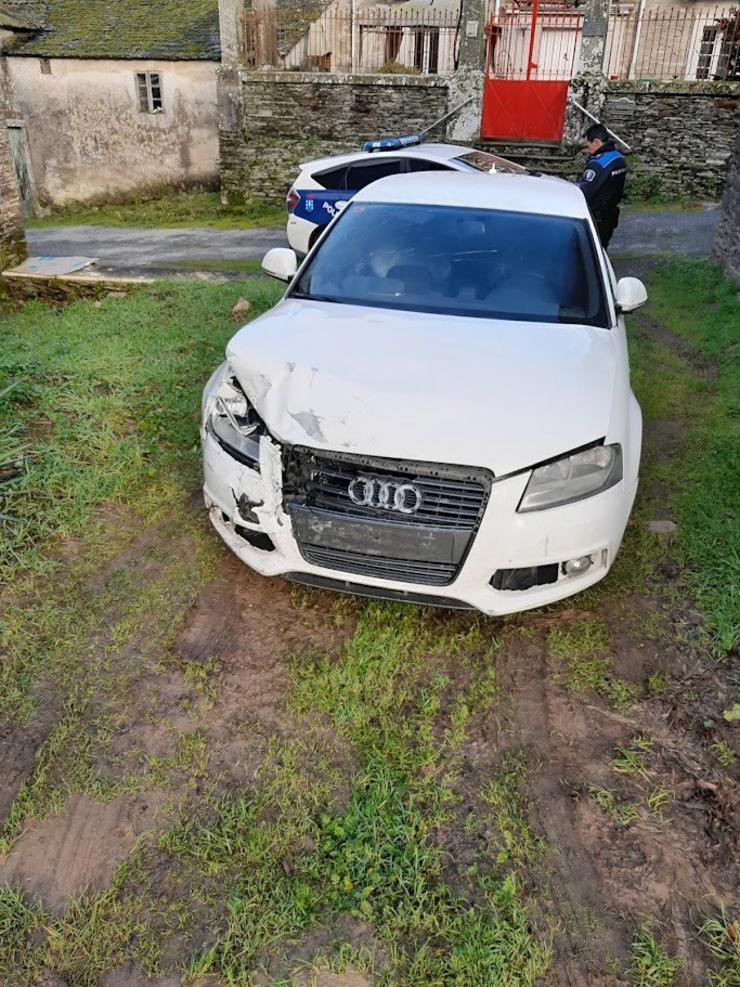 Vehículo abandonado polo seu condutor en Lugo, tras saír fuxindo dun control de alcoholemia, circulando a gran velocidade e de forma temeraria.. POLICÍA LOCAL DE LUGO / Europa Press