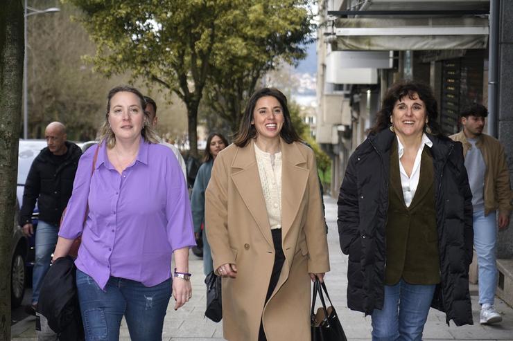A exministra de Igualdade, Irene Montero (c);  a candidata de Podemos á Presidencia da Xunta, Isabel Faraldo (d);  e a candidata por Pontevedra, Carmen Berzosa (i), / Javier Vázquez - Europa Press 