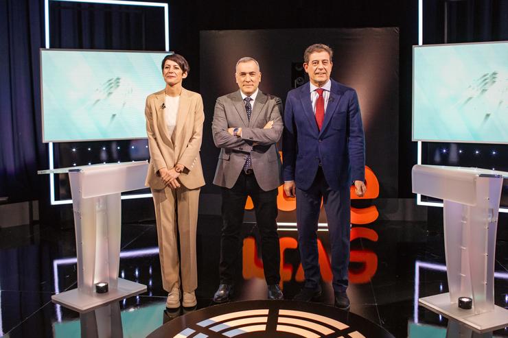 (E-D) A candidata do Bloque Nacionalista Galego (BNG) á presidencia da Xunta, Ana Pontón; o moderador do debate Xabier Fortes e o candidato do PSdeG á Presidencia da Xunta, José Ramón Gómez Besteiro / Agostime - Europa Press