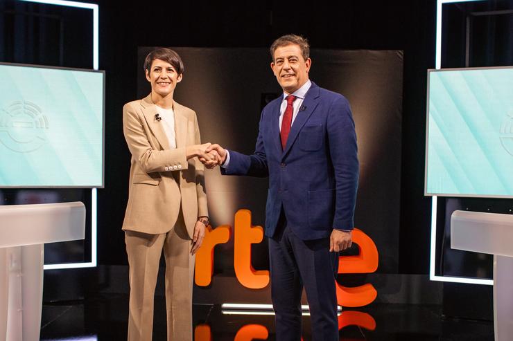 A candidata do Bloque Nacionalista Galego (BNG) á presidencia da Xunta, Ana Pontón e o candidato do PSdeG á Presidencia da Xunta, José Ramón Gómez Besteiro saúdanse á súa chegada ao último debate electoral de TVE para as eleccións galegas 