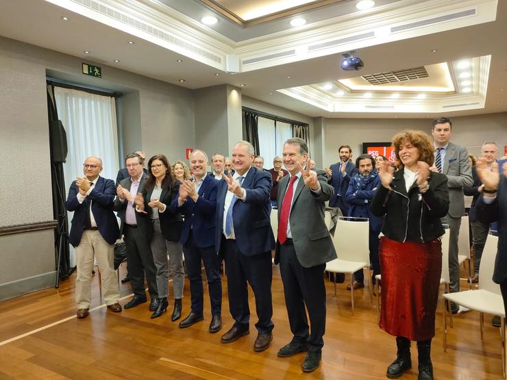 O ministro de Industria e Turismo, Jordi Hereu, xunto ao alcalde de Vigo, Abel Caballero, os candidatos do PSdeG Carlos López Font e Leticia Gallego, entre outros, nun acto sectorial en Vigo, a 15 de febreiro de 2024 / Europa Press