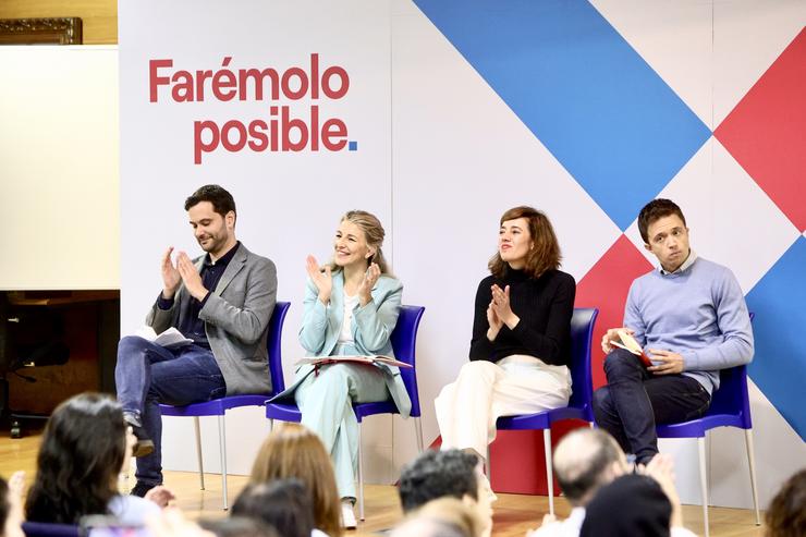 (I-D) O portavoz da comisión promotora de Sumar Galicia, Paulo Carlos López; a vicepresidenta segunda e líder de Sumar, Yolanda Díaz; a candidata á Presidencia da Xunta, Marta Lois; e o deputado de Sumar no Congreso, Iñigo Errejón / Agostime