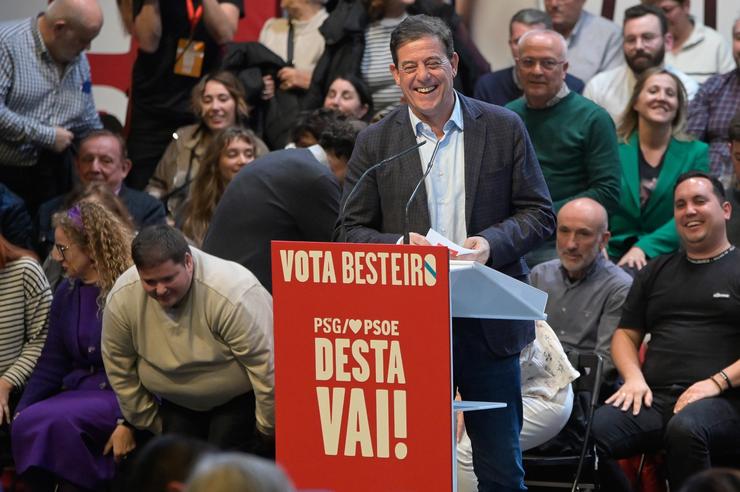 O candidato do PSdeG á Xunta de Galicia, José Ramón Gómez Besteiro, intervén durante un mitin de campaña do PSdeG, no auditorio do Centro Ágora /  M. Dylan - Europa Press 
