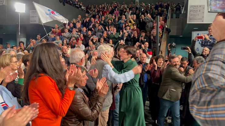 A portavoz nacional do BNG e candidata á Presidencia da Xunta, Ana Pontón, saúda a Xosé Manuel Beiras á súa chegada ao mitin no Auditorio do Mar de Vigo / Europa Press