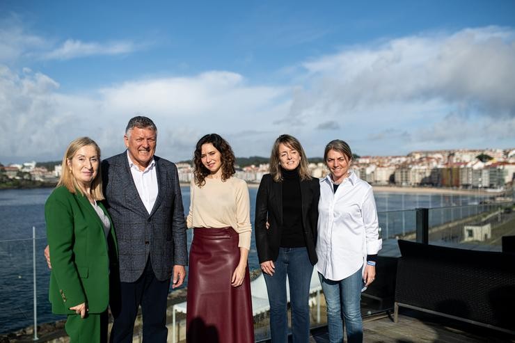 A presidenta da Comunidade de Madrid, Isabel Díaz Ayuso pousa na terraza do Real Club Náutico de Sanxenxo, á súa chegada a un almorzo con empresarios de Sanxenxo, a 16 de febreiro de 2024, en Sanxenxo / Elena Fernández