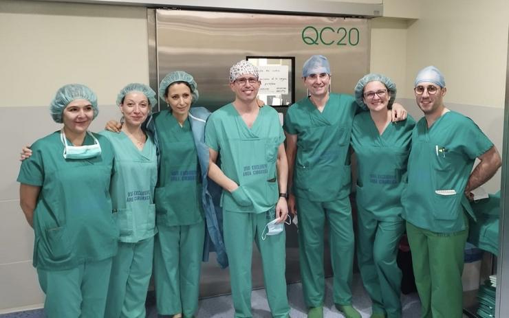 Equipo de especialistas que participaron na primeira intervención cirúrxica dun paciente con TOC en Galicia, no hospital Álvaro Cunqueiro de Vigo.. SERGAS / Europa Press