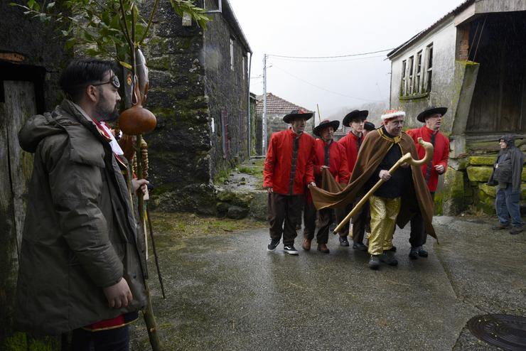 Mordomos e danzantes pelexan por roubar e rescatar a coroa do rei do Entroido durante a procesión de santo Entroido e santa Entroida, en Covelo, Melón. Rosa Veiga - Europa Press / Europa Press