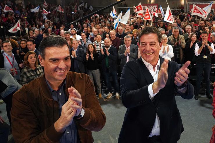 O secretario xeral do PSOE e presidente do Goberno, Pedro Sánchez (i) e o candidato do PSdeG á Presidencia da Xunta, José Ramón Gómez Besteiro (d), durante o peche da campaña electoral do PSdeG-PSOE, no Pavillón Fontiñas, a 16 de fe. Álvaro Ballesteros - Europa Press / Europa Press