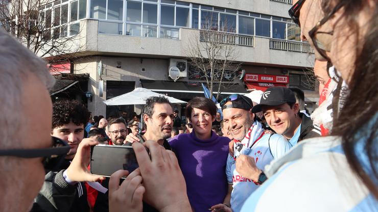 A candidata nacionalista á Presidencia da Xunta, Ana Pontón, sacándose fotos ás portas de Balaídos, a 17 de febreiro de 2024 